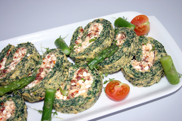 Spinat-Biskuit-Roulade dazu Tomaten-Basilikum-Salat (Quelle: Foto: Abt. Gesundheit