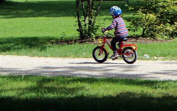 Kind fährt auf Fahrrad