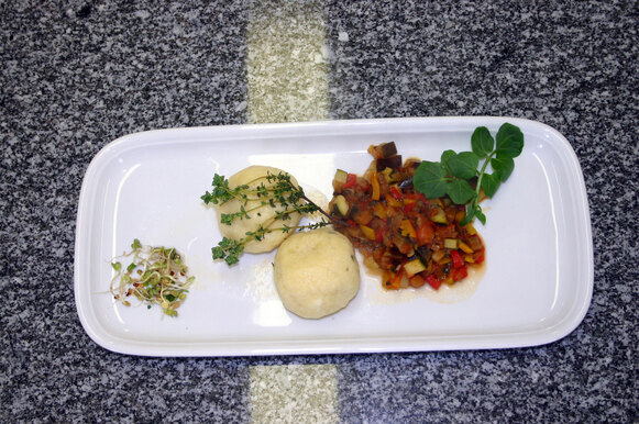Schafkäseknödel auf Ratatouille-Gemüse (Quelle: Foto: Abt. Gesundheit