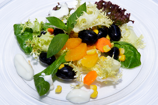 Gemischter Salat mit Früchten (Quelle: Foto: Land OÖ, Linschinger