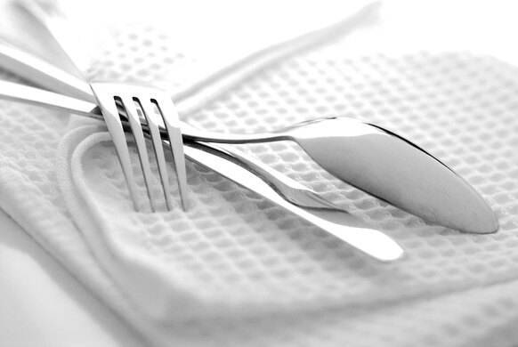 Messer und Gabel auf einer weißen Serviette (Quelle: Foto: emmi - Fotolia