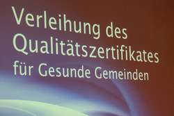LH Dr. Josef Pühringer überreicht das Qualitätszertifikat  Gesunde Gemeinde