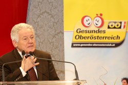 Landeshauptmann Dr. Josef Pühringer überreicht das Qualitätszertifikat Gesunde Gemeinde