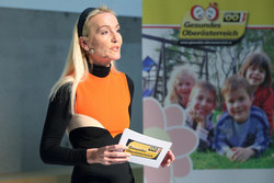 Landesrätin Mag Haberlander verleiht die Auszeichnung Gesunder Kindergarten in Gurten