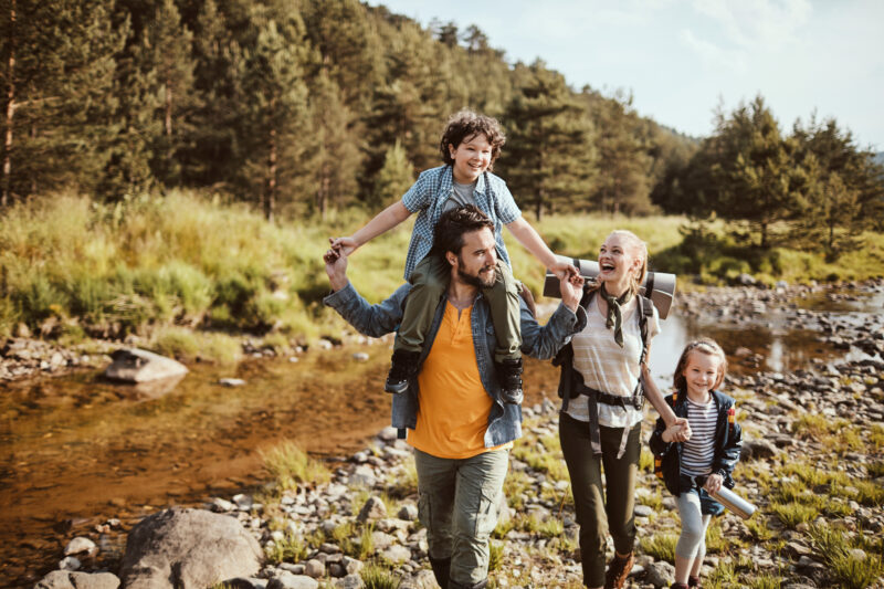 Familie beim Wandern