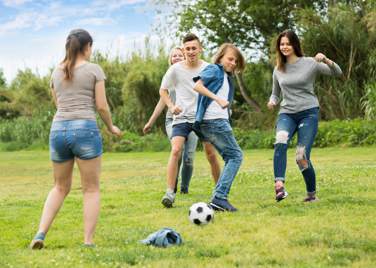 Jugendliche beim Fußballspielen
