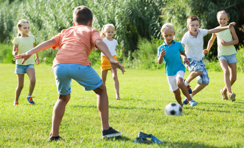 Kinder beim Fußballspielen