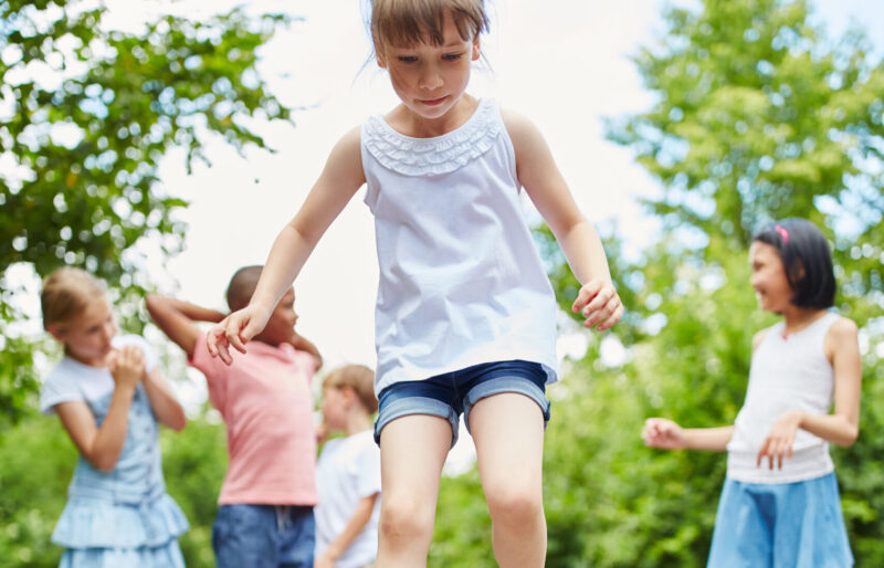 Kinder spielen Tempelhüpfen