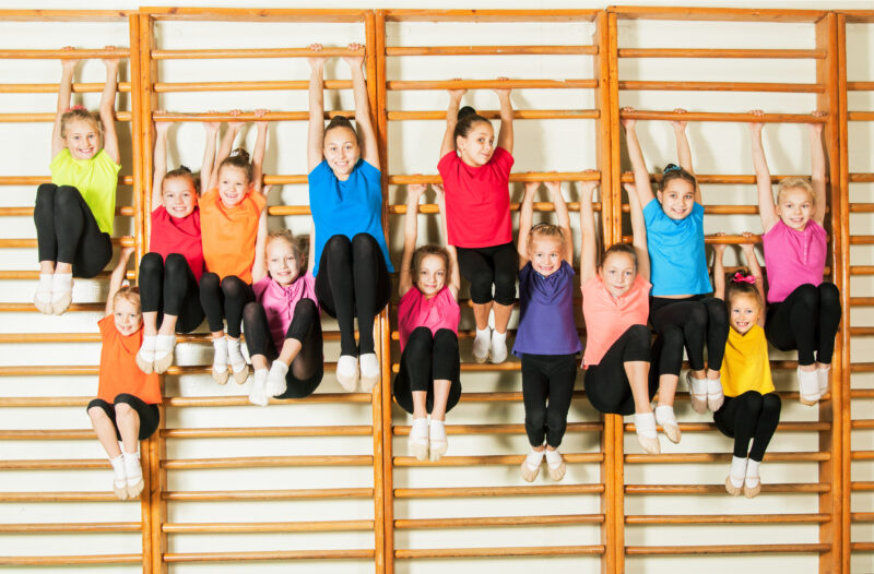Kinder an einer Sprossenwand