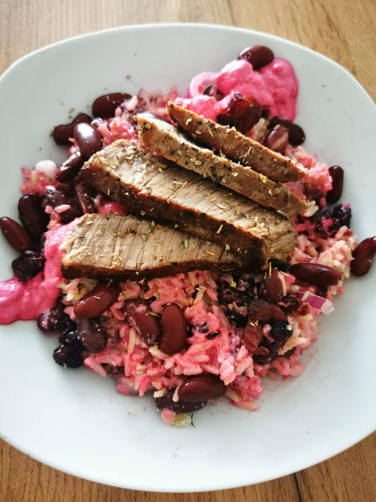 Bohnen-Reissalat mit rote Rüben-Walnuss-Dressing und Rinderfiletstreifen