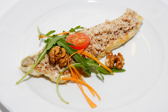 Fischfilet in Mandelkruste mit Püree und Blechgemüse
