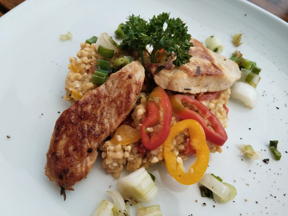 Hühnerfleisch auf fruchtigem Paprika-Buchweizen
