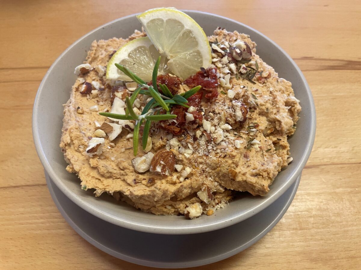 Mediterraner Bohnenaufstrich mit Nüssen