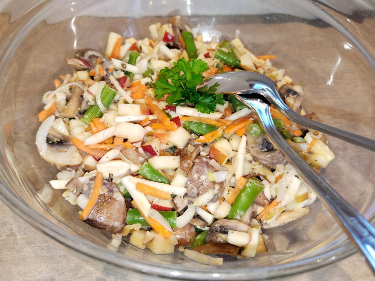 Wurzeliger Salat mit Honigchampignons und Nüssen