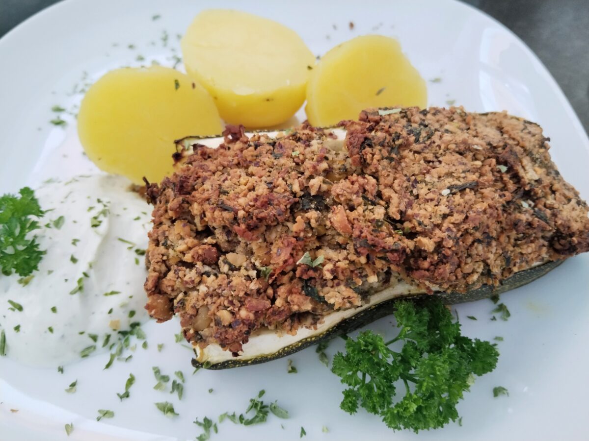 Zucchini mit Kichererbsen-Walnuss-Kräuterfüllung