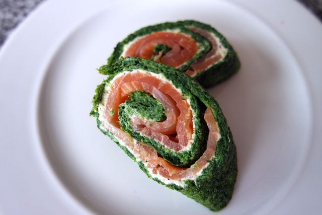 Spinatrolle mit Räucherlachs