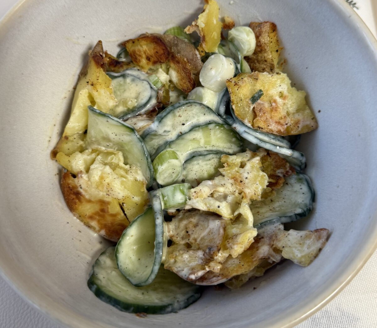 Crunchy Erdäpfel Gurkensalat