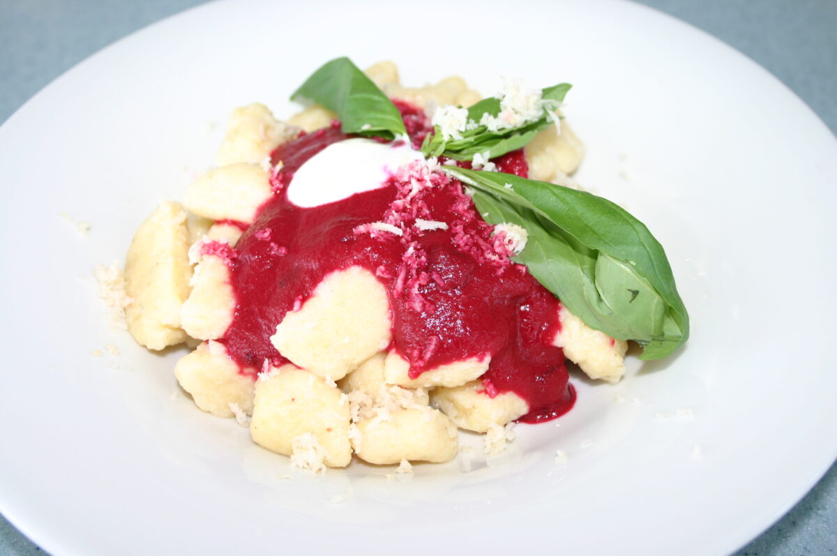 Kartoffelgnocchi Mit Roter Rübensauce