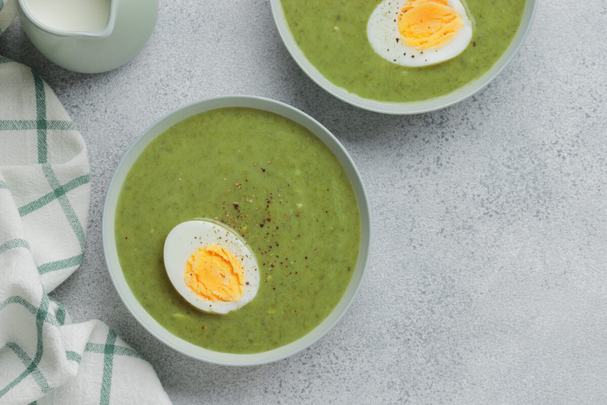 Frühlingskräutersuppe mit Ei und Leinsamen-Nuss-Topping