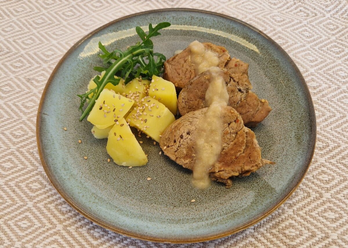 Schweinemedaillons auf Apfel-Zwiebel-Sauce