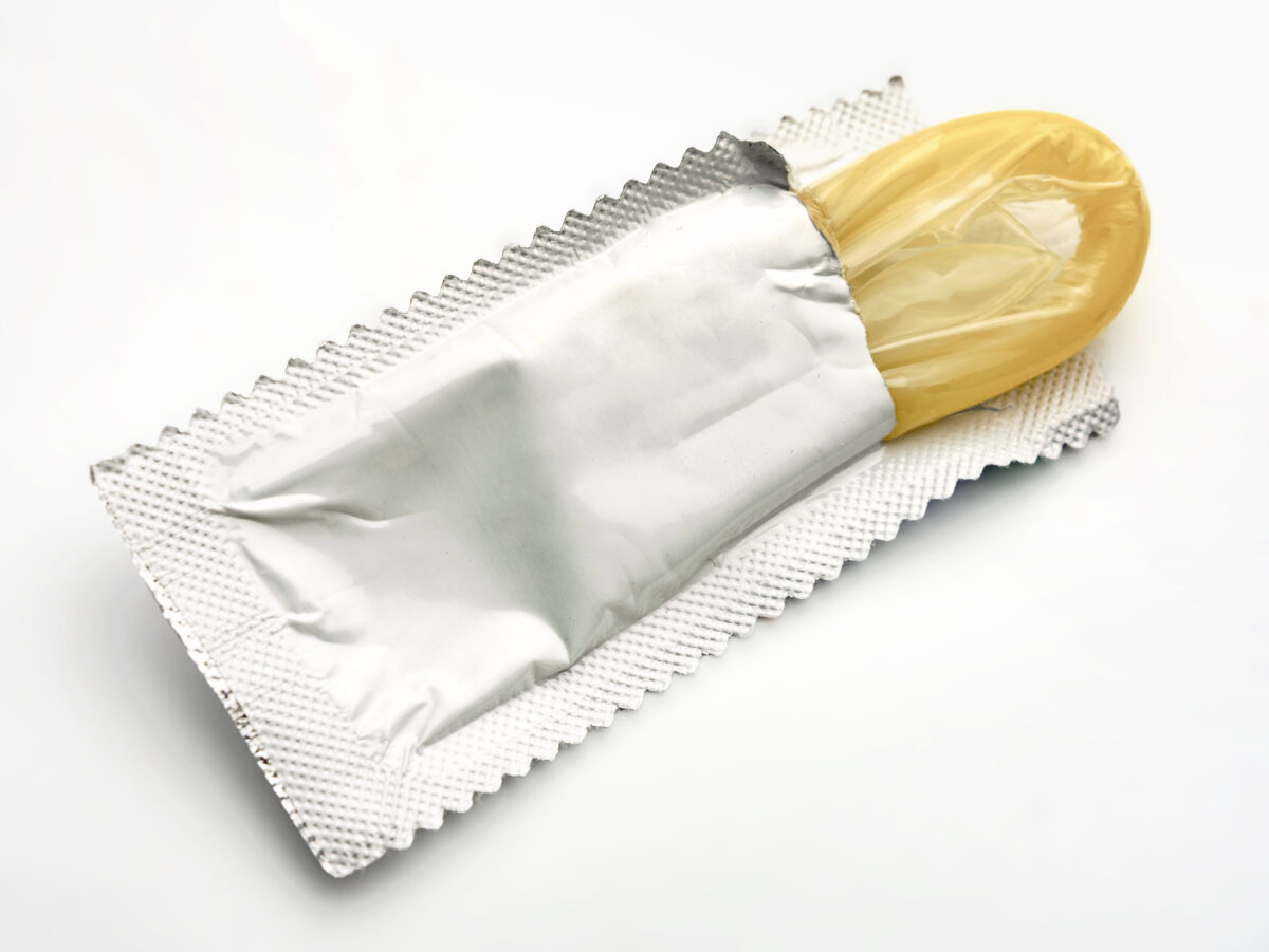Kondom in silberner Verpackung