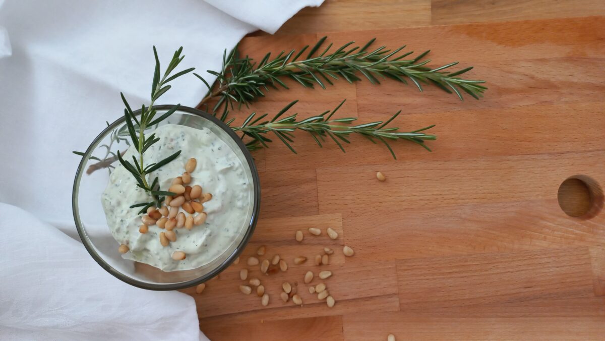 Kräuter Pinienkern Dip